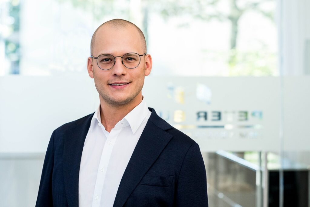 Portrait eines Mannes in einem lichtdurchfluteten Büro. Business Porträt