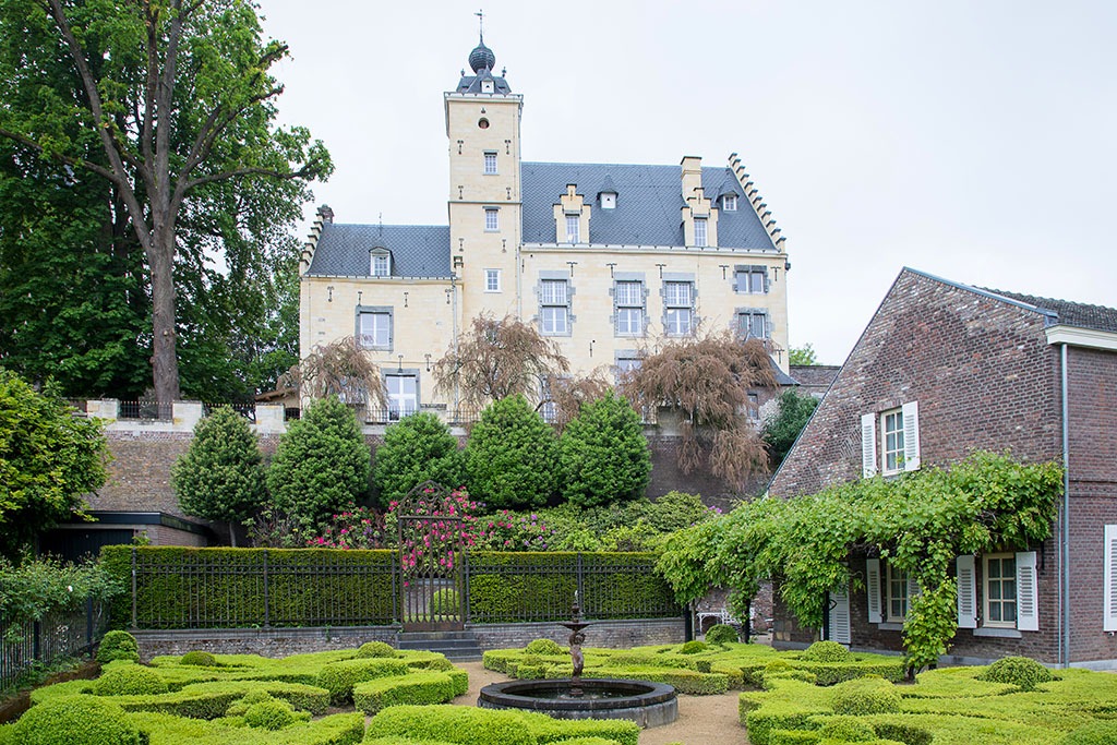 Das Schloss von aussen in der Abendstimmung