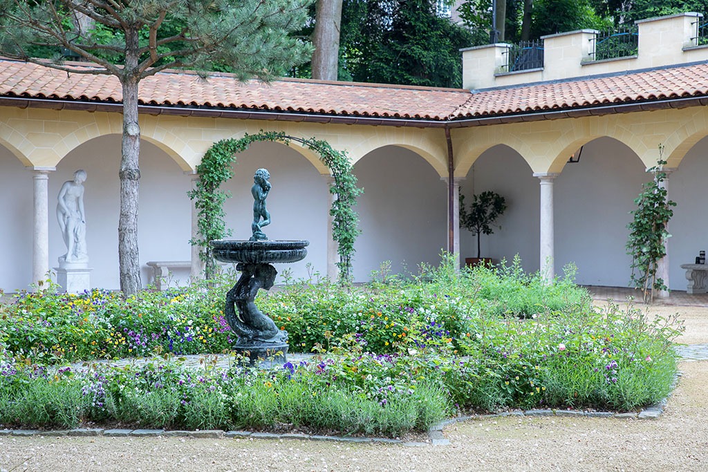 Innenansicht der Schlosses mit tollem Brunnen