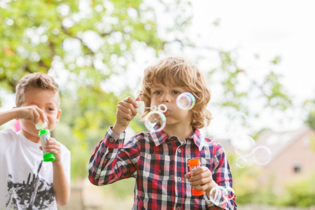 Kids Fotoshooting - Kinder blasen Seifen