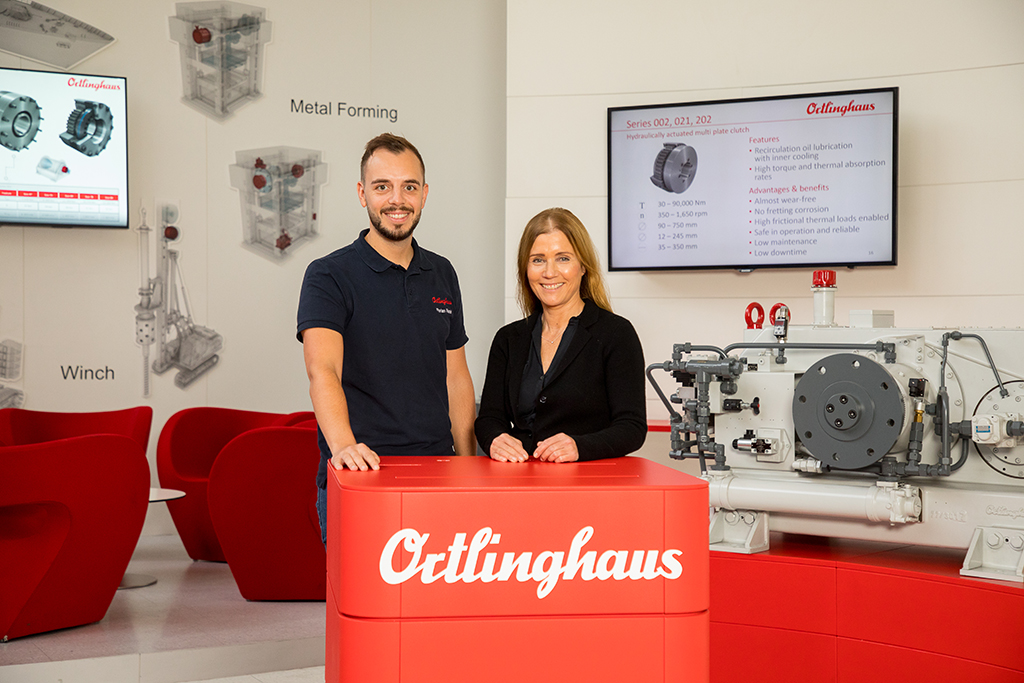 Industrieshooting - Zwei Menschen stehen am Empfang,