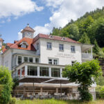 Cafe Richter am Fusse der Elbe in der Sonne.