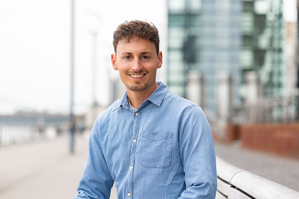 Männliches Porträt in entspannter Studioatmosphäre – authentische Momentaufnahme.