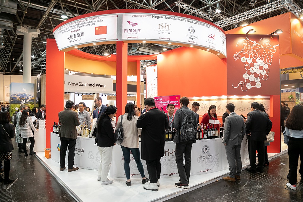 Unterwegs auf der Pro Wein Messe in Düsseldorf - Menschen vor einem Stand