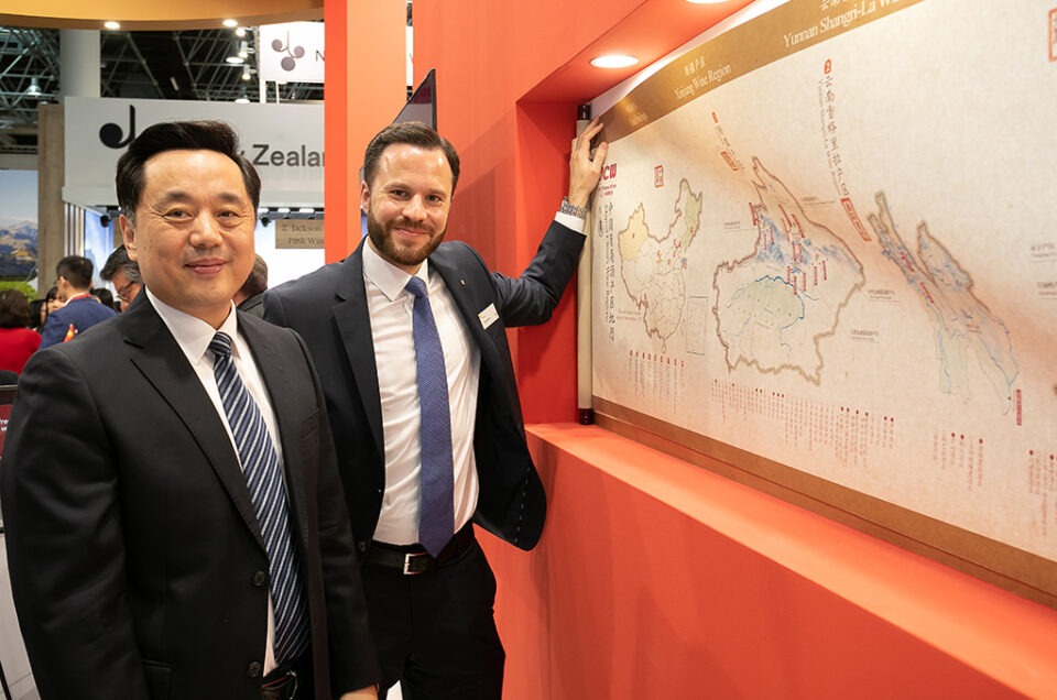 Unterwegs auf der Pro Wein Messe in Düsseldorf - Menschen vor einem Stand