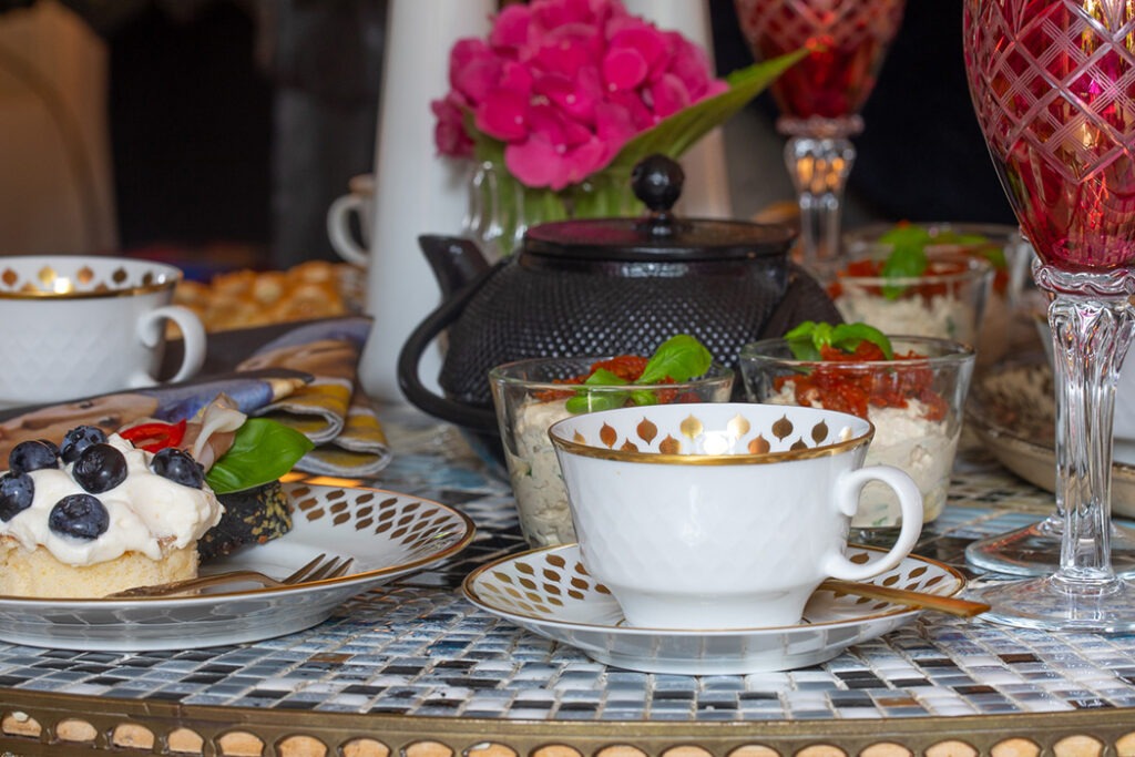 Interior Design - EIn gedeckter Tisch mit Kaffee und Küchen