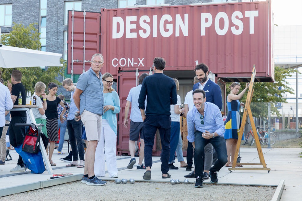 Desgin Post Shooting - Männer spielen Fussball