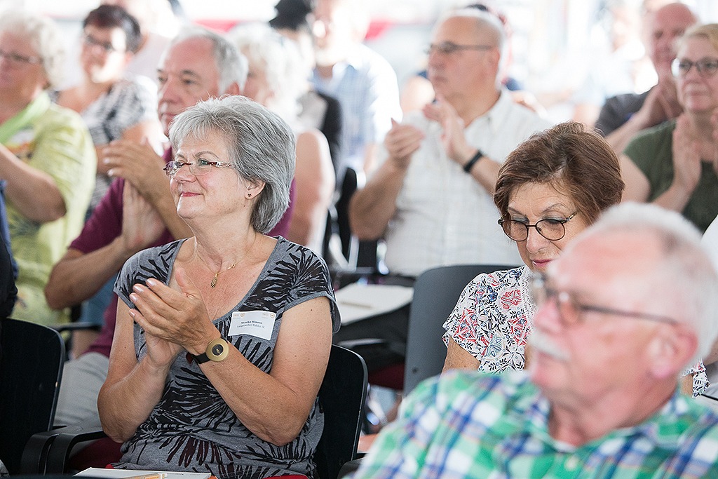 Kölner Tafel: Mesnchen klatschen bei einer Veranstaltung
