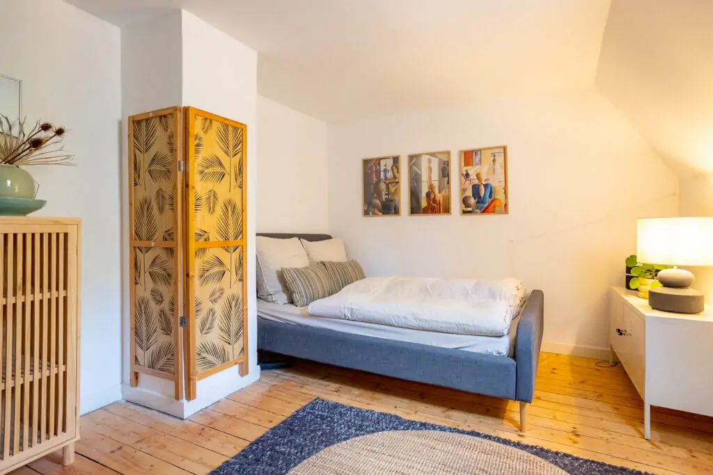 Ein Zimmer mit einem egmütlichen Bett