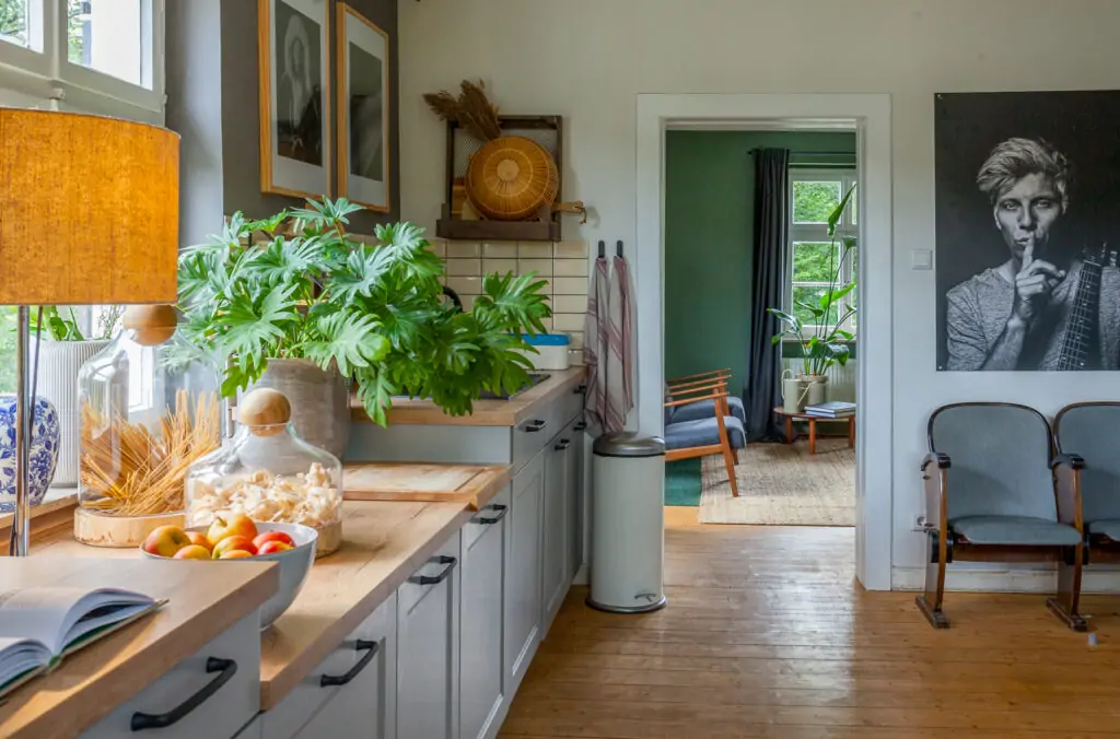 Die grosse Küche mit Blick ins Wohnzimmer