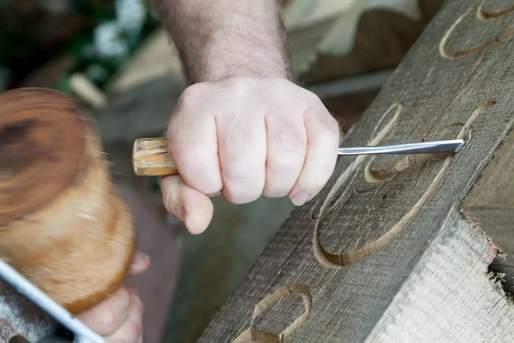 Giebelschnitzer Bernd Bührmann bei der Arbeit - Handwerker Porträt