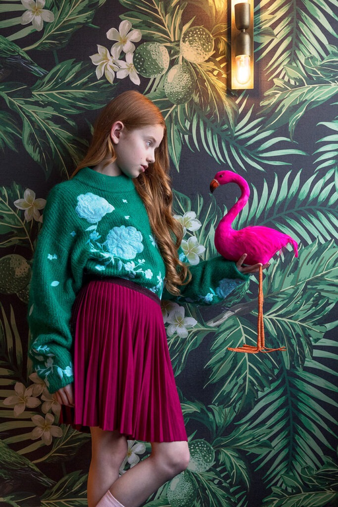 Künstlerische Fotos im Düsseldorfer Max Brown Hotel - Ein Mädchen hält einen pinkfarbenen Pinguin in der Hand